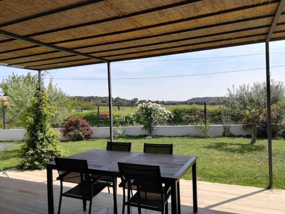 Une Parenthese Face Aux Vignes Sorgues Esterno foto